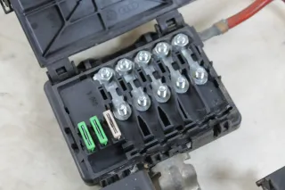 VW T4 Batteriehalter Klemme Batterie Befestigung Sicherungskasten Sicherungen 7D0915303A 7D0937509 - Bild 5