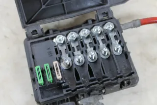 VW T4 Batteriehalter Klemme Batterie Befestigung Sicherungskasten Sicherungen 7D0915303A 7D0937509 - Bild 5