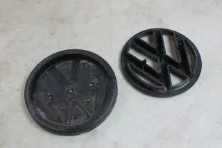 VW T4 Zeichen Heckklappe Emblem Logo alle Halterungen intakt original Schwarz 251853601B - Bild 8
