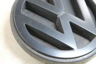VW T4 Zeichen Heckklappe Emblem Logo alle Halterungen intakt original Schwarz 251853601B - Bild 4