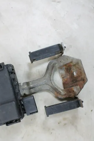 VW T4 Batteriehalter Klemme Batterie Befestigung Sicherungskasten Sicherungen 7D0915303A 7D0937509 - Bild 3