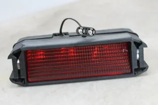 VW T4 3. Bremsleuchte drittes Bremslicht Rahmen Gehäuse Halter 703945135 - Bild 2