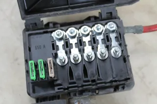 VW T4 Batteriehalter Klemme Batterie Befestigung Sicherungskasten Sicherungen 7D0915303A 7D0937509 - Bild 4