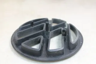 VW T4 Zeichen Heckklappe Emblem Logo alle Halterungen intakt original Schwarz 251853601B - Bild 9